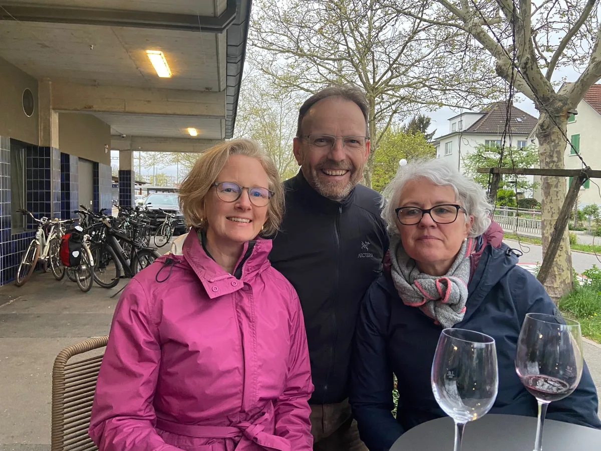 Regula und Martin Meier und Marianne Surber sind draussen vor dem Gleis 1.